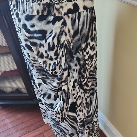 Elegant Black and White High Low Skirt - Picture 2 of 5
